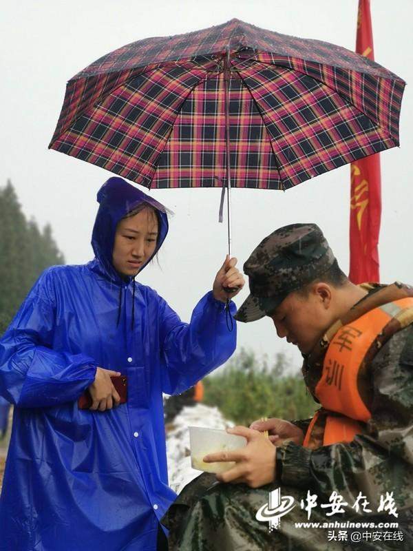 感动！抗洪官兵满身泥泞在雨中吃午饭