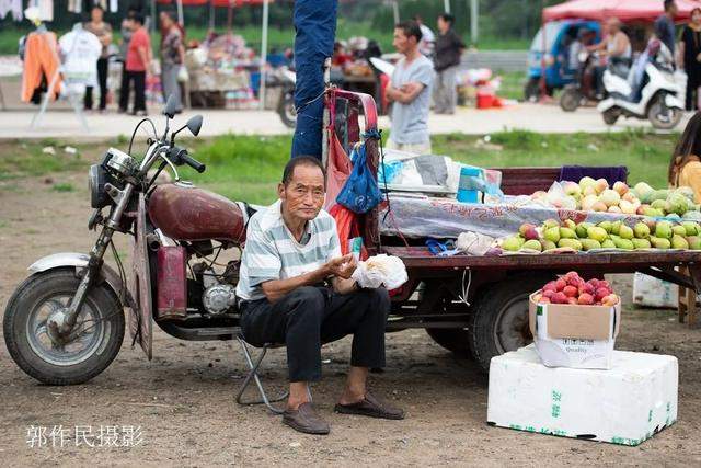 灵宝：涧口集市上的地摊儿