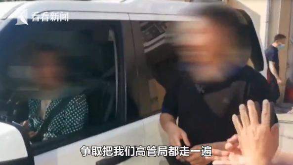 男子2次无证驾驶被抓，民警一查很无语：咋都是女友“背锅”