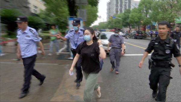 高考结束后，宝山这位考生来到了派出所