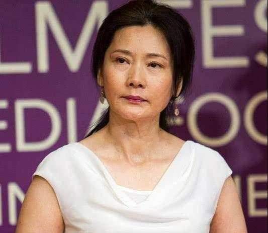 何赛飞美人迟暮，穿白色上衣配黑长直一脸皱纹，55岁她老得太真实