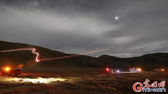 西藏军区某旅坦克夜间射击 场面震撼