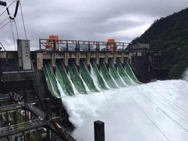 九孔泄洪后，建德城区怎么样了？凉亭四角被淹，地下商业街紧急封堵