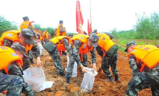 中部战区部队紧急驰援湖北执行抗洪抢险任务