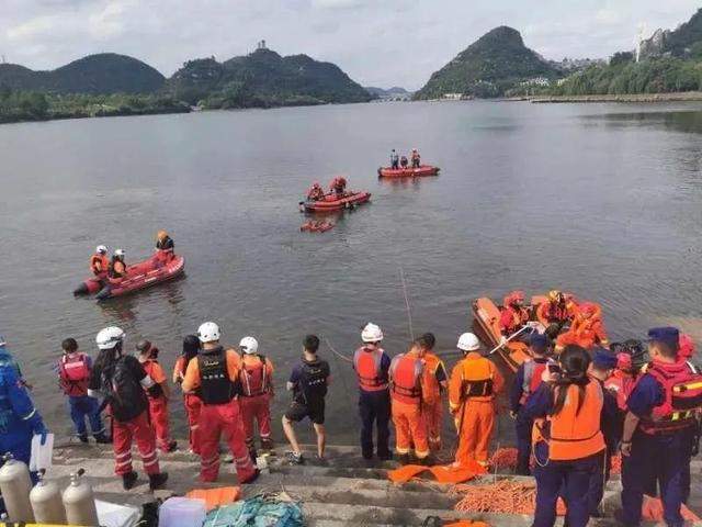 公交车坠湖，因为一个动作他幸运逃生......