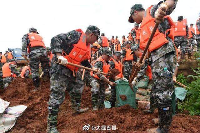 鄱阳湖沿线数千官兵抗洪抢险