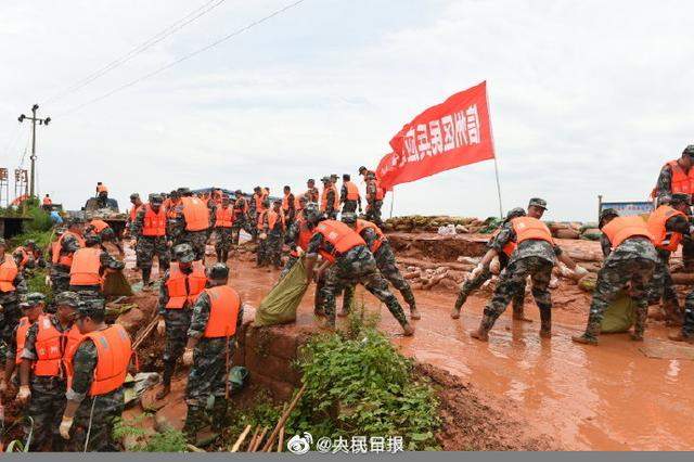 鄱阳湖沿线数千官兵抗洪抢险