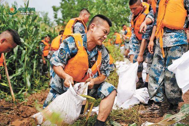 子弟兵奋战抗洪一线，为人民生命安全撑起“安全伞”