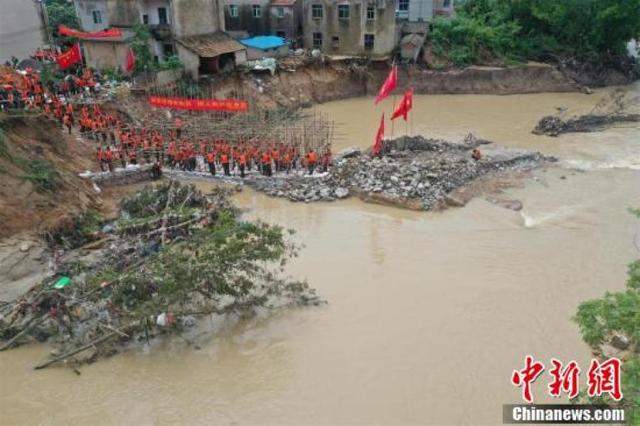 湖北黄梅一河段出现决口 武警官兵重建河堤