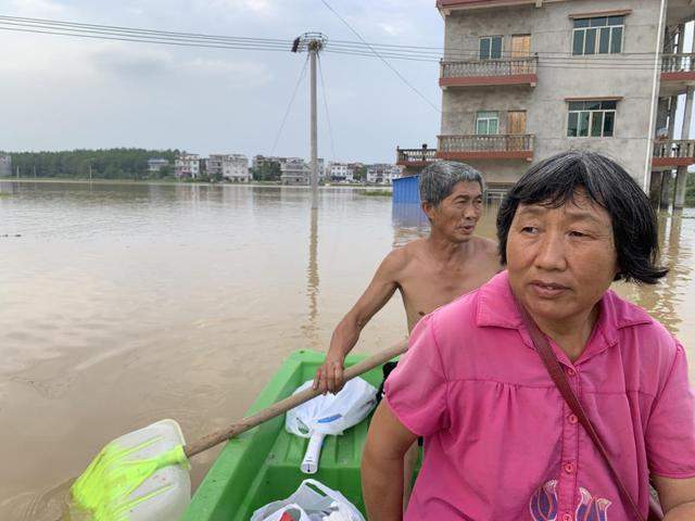 直击江西洪水：留守村民楼房成孤岛，每天划船运回必需品