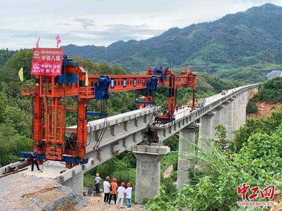 中老铁路班那汉跨湄公河特大桥架梁完成