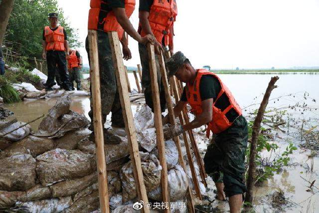 武警紧急封堵安徽桐城管涌