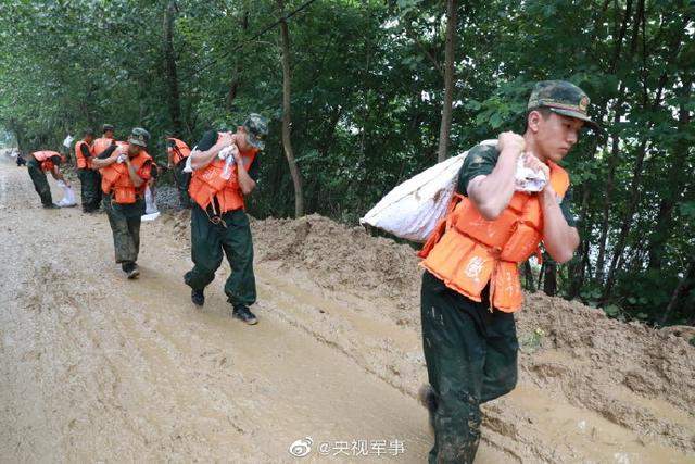 武警紧急封堵安徽桐城管涌