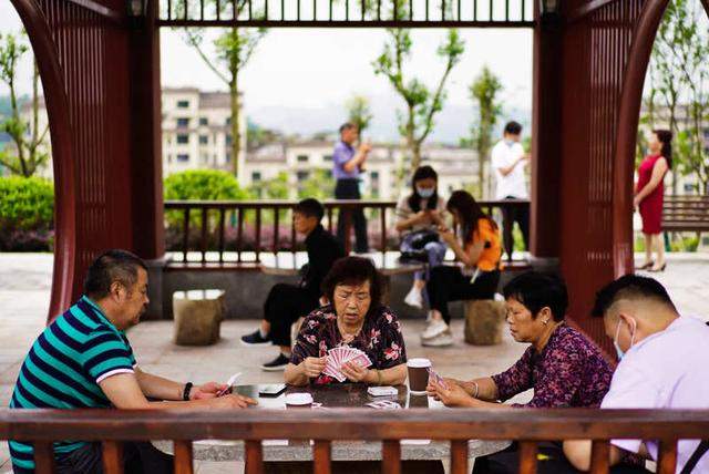 马路办公马上办，城市“秃斑”变公园