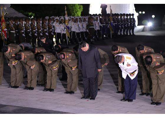 金正恩授予朝鲜人民军高级指挥人员"白头山"纪念手枪