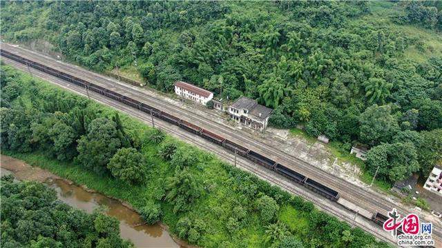 中国发布丨重庆深山铁路小站建站68年：6名铁路人坚守 村民半价卖菜