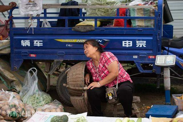 灵宝：涧口集市上的地摊儿