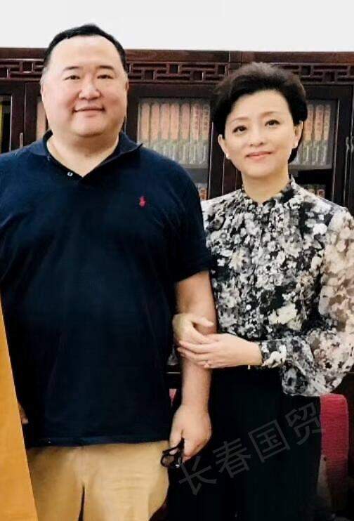 杨澜牵手老公现身机场，穿的很普通，就像个老年人