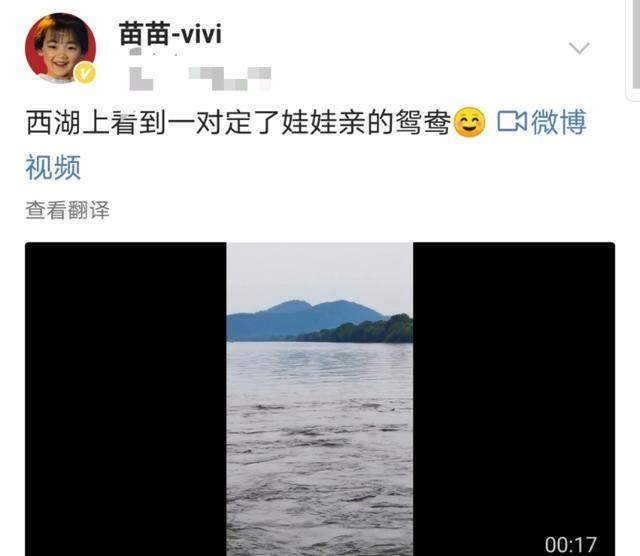 32岁苗苗挺孕肚游泳还劈叉，泳装清纯动人，婚后完全歇业生活滋润