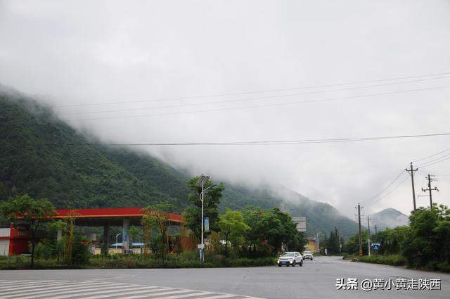 坐着火车逛秦岭，被大山深处一个小火车站惊艳！陕南人民太走心了