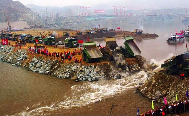 三峡大坝居然在汛期开闸泄洪，这正反映了中国梯级水库建设不够多