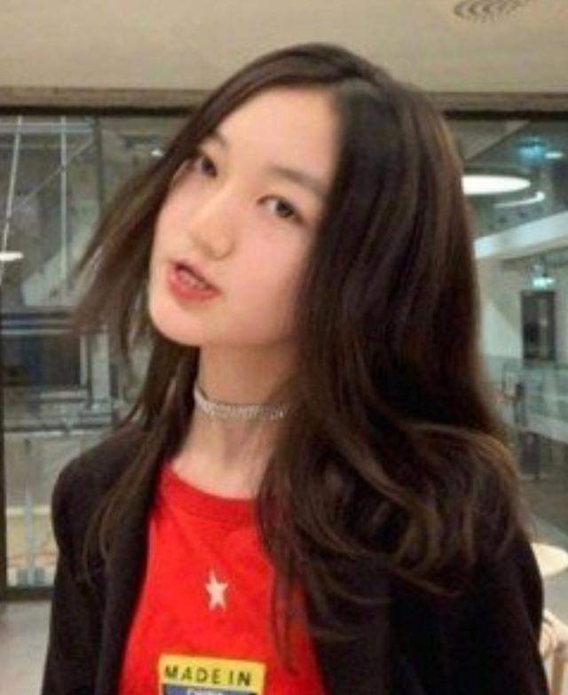 有种“整容”叫王菲女儿治好兔唇，看她涂上大红唇后，瞬间心动了