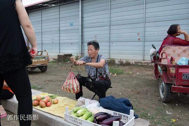 灵宝：涧口集市上的地摊儿