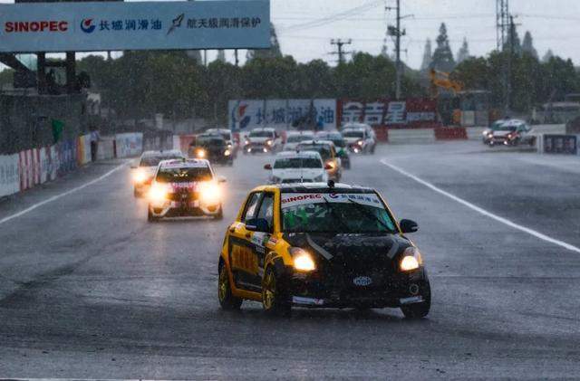 一台雨燕怎么就敢跑赛道了？