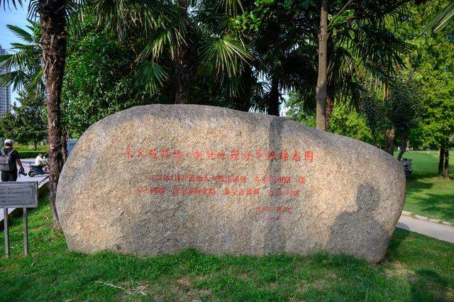 江苏这个城市很神奇，地处南北分界线上，为此建造了一座标志园