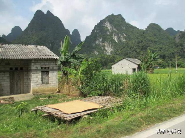 老兵重返越南，寻访昔日战场：泥巴房没变，村寨多陵墓