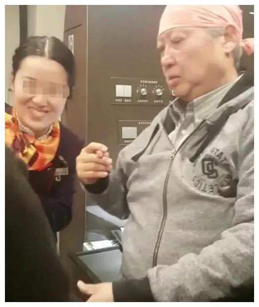 67岁洪金宝现身高铁，“女乘务员热脸贴了个冷屁股”