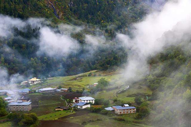 “上有天堂，下有雨崩”，以雪山湖泊相邀，共赴一场心灵远足