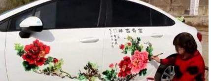 老太太用油漆在儿子车上“乱画”，看到成品后，网友：是个高手