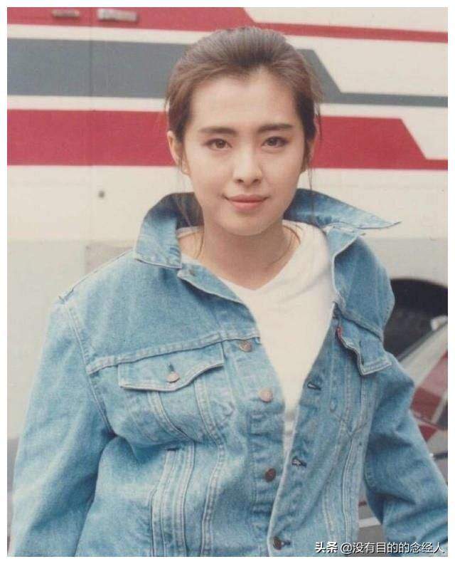 王祖贤30年前故宫旧照被扒，有谁注意背后的群演？如今成当红明星