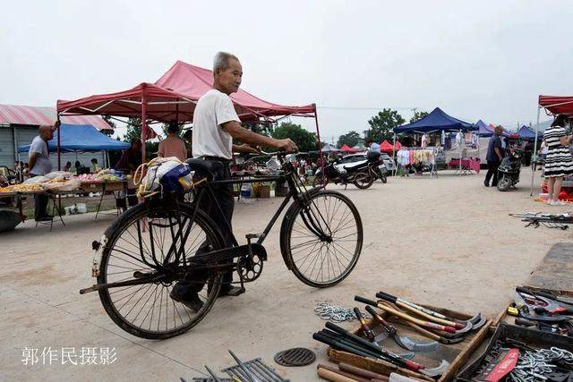 灵宝：涧口集市上的地摊儿