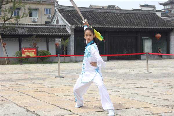 清江浦区太极拳协会基地授牌仪式暨武术表演在吴承恩故居广场举行