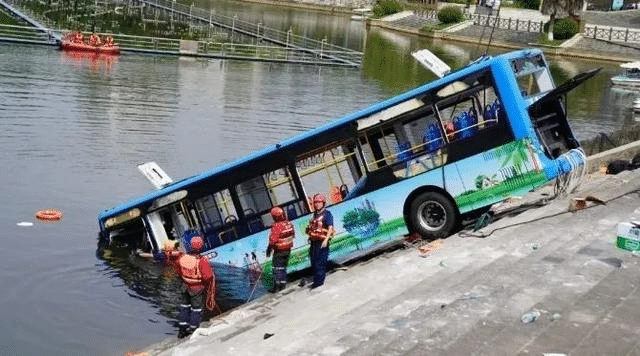 央视通报贵州公交坠湖事故：21名死者中有5个学生，司机已找到