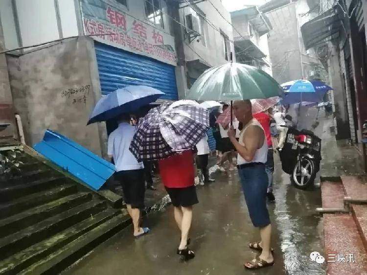 刚拍回来的！万州遭暴雨袭击！