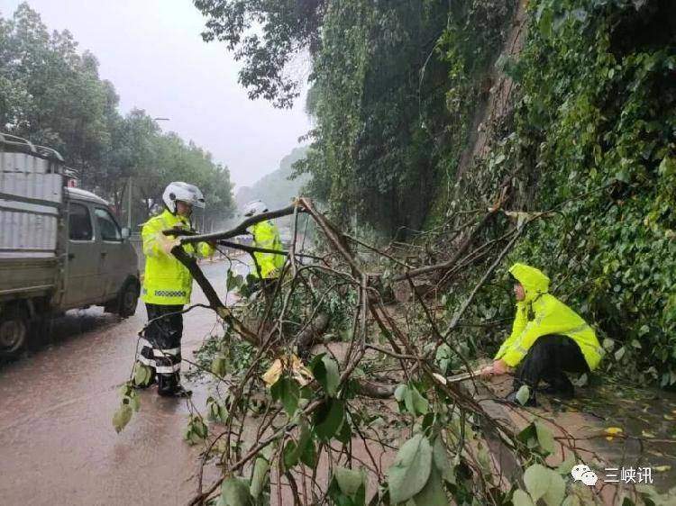 刚拍回来的！万州遭暴雨袭击！