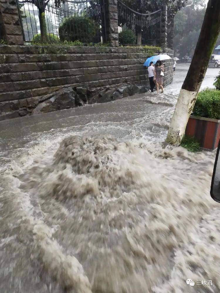 刚拍回来的！万州遭暴雨袭击！