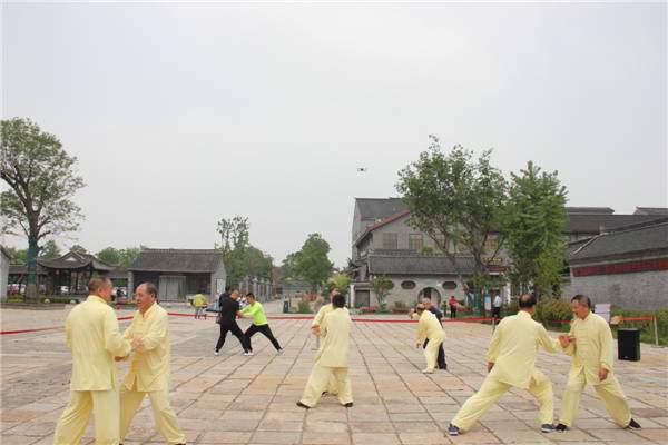 清江浦区太极拳协会基地授牌仪式暨武术表演在吴承恩故居广场举行