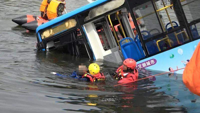 痛心！贵州公交坠湖已致21人死亡…坠湖瞬间视频曝光