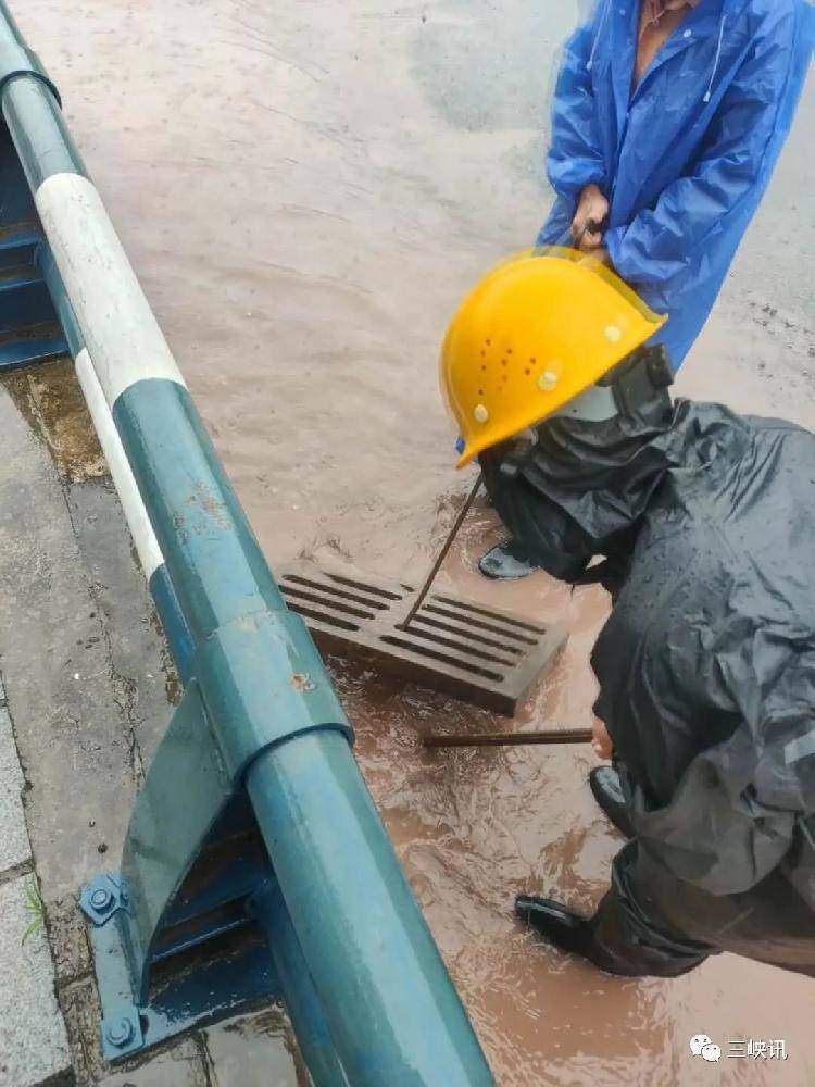 刚拍回来的！万州遭暴雨袭击！