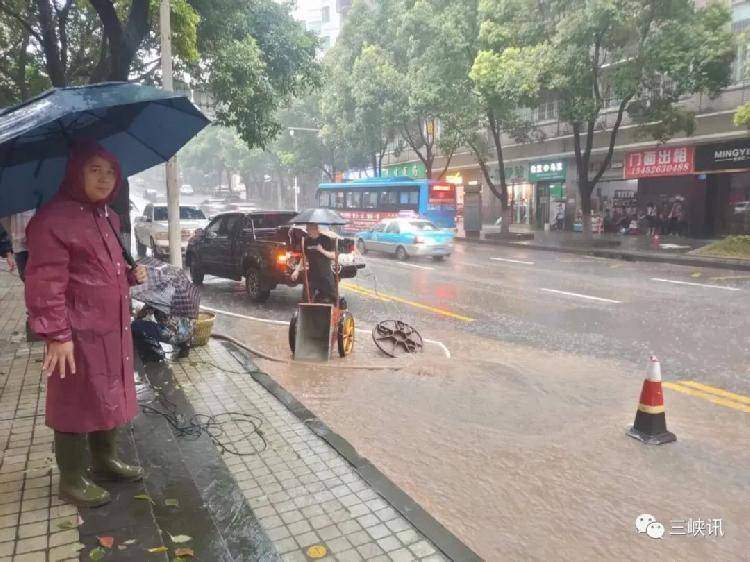 刚拍回来的！万州遭暴雨袭击！