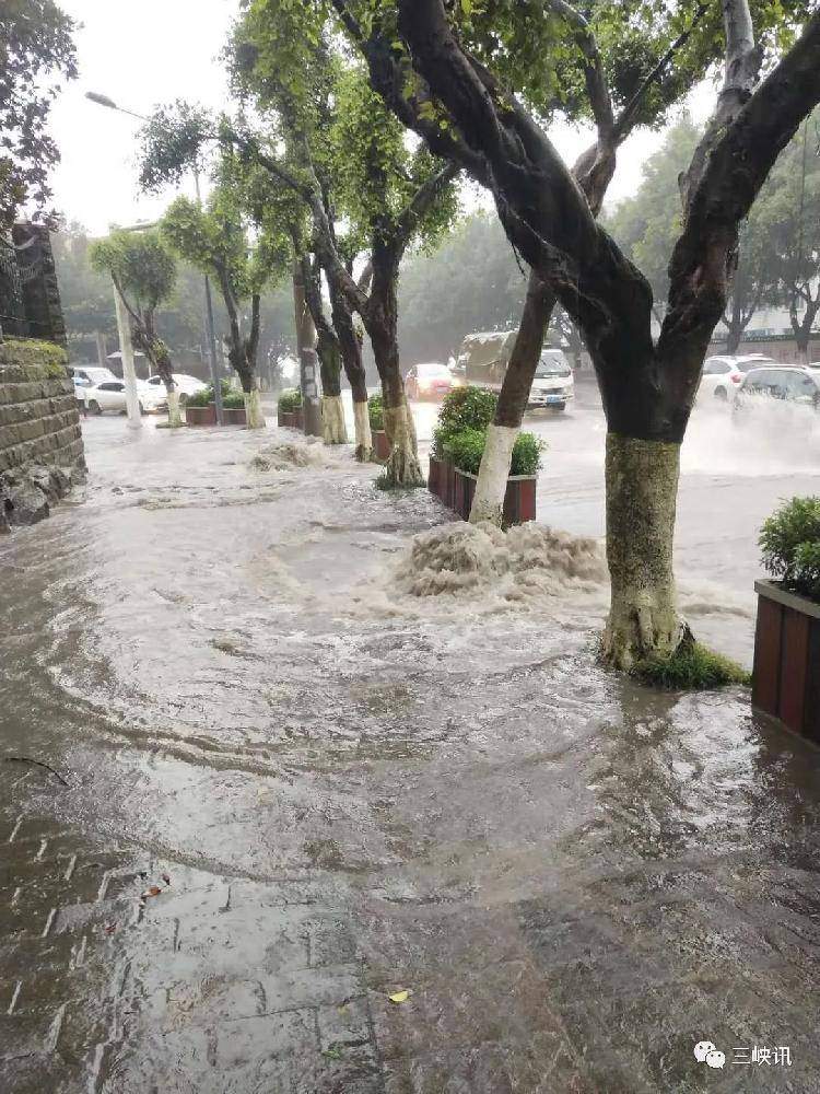 刚拍回来的！万州遭暴雨袭击！