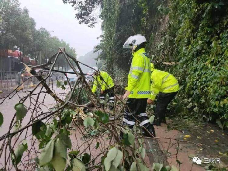 刚拍回来的！万州遭暴雨袭击！