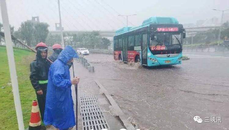 刚拍回来的！万州遭暴雨袭击！