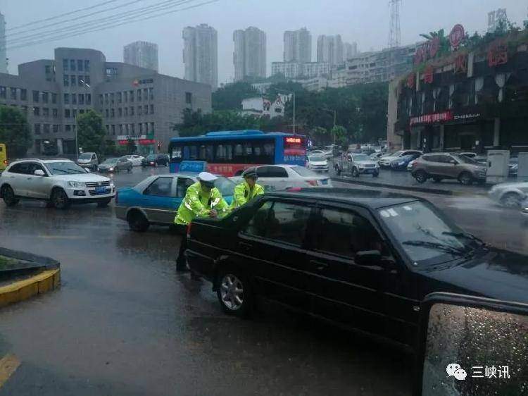 刚拍回来的！万州遭暴雨袭击！