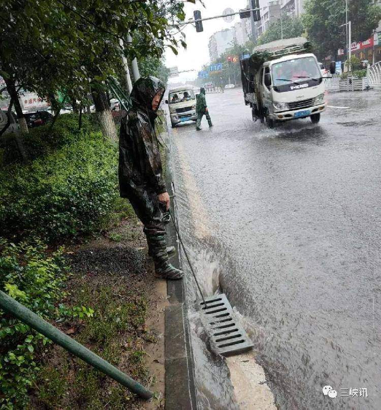 刚拍回来的！万州遭暴雨袭击！