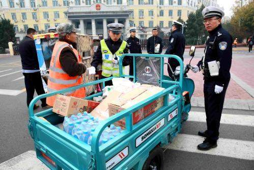 哈市交警开展行人、非机动车违法行为整治 骑电动车“夹”在车流中 司机60多岁乘客不到10岁